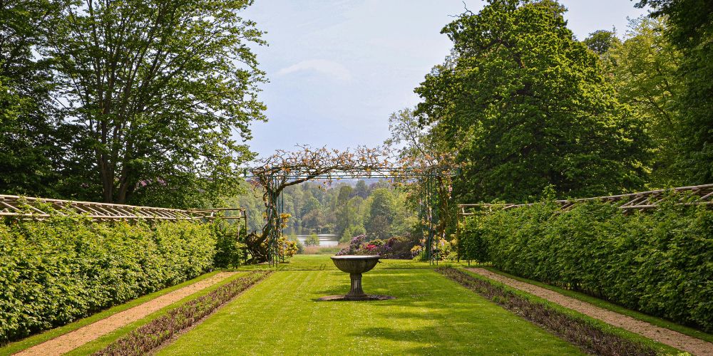 Baumschnitt mit Gartenschere im Garten – professionelle Gartenpflege in Mühldorf und Waldkraiburg